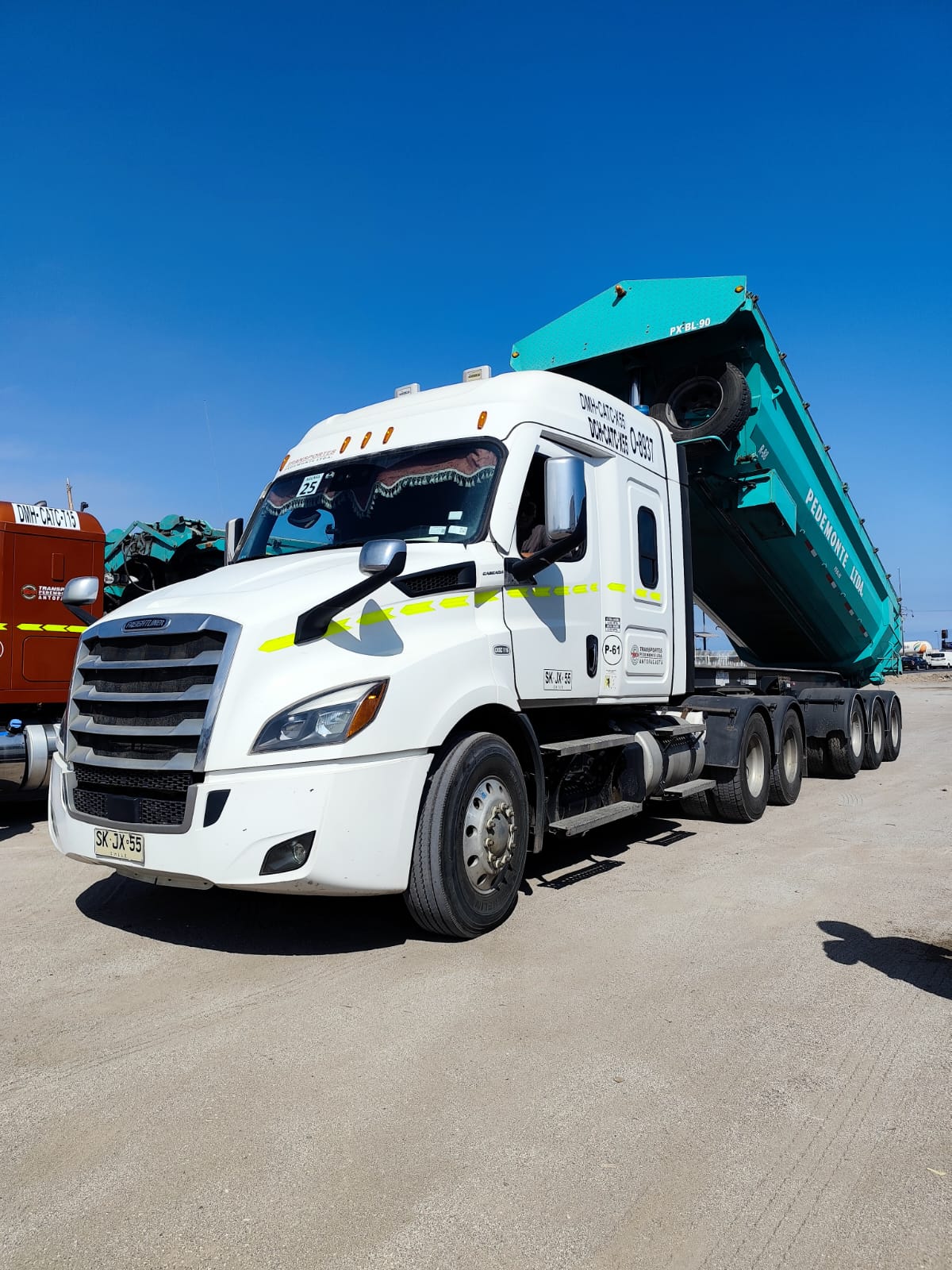 Tractocamión Freightliner con batea hidráulica Pedemonte en volteo