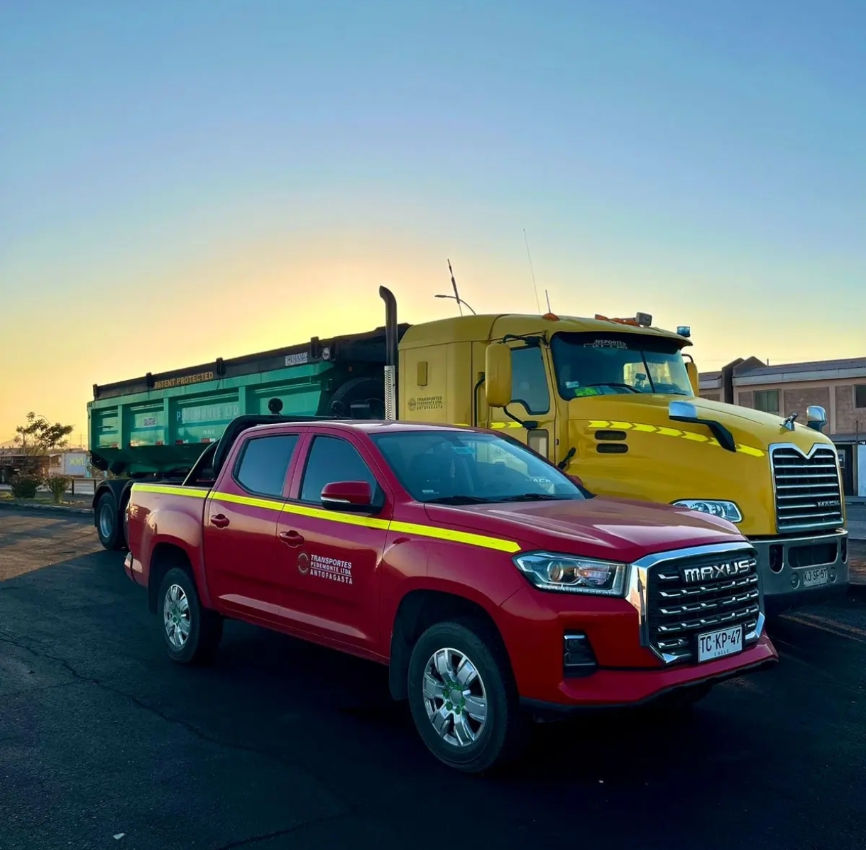 Camioneta de apoyo Maxus roja junto a camión Mack amarillo Pedemonte